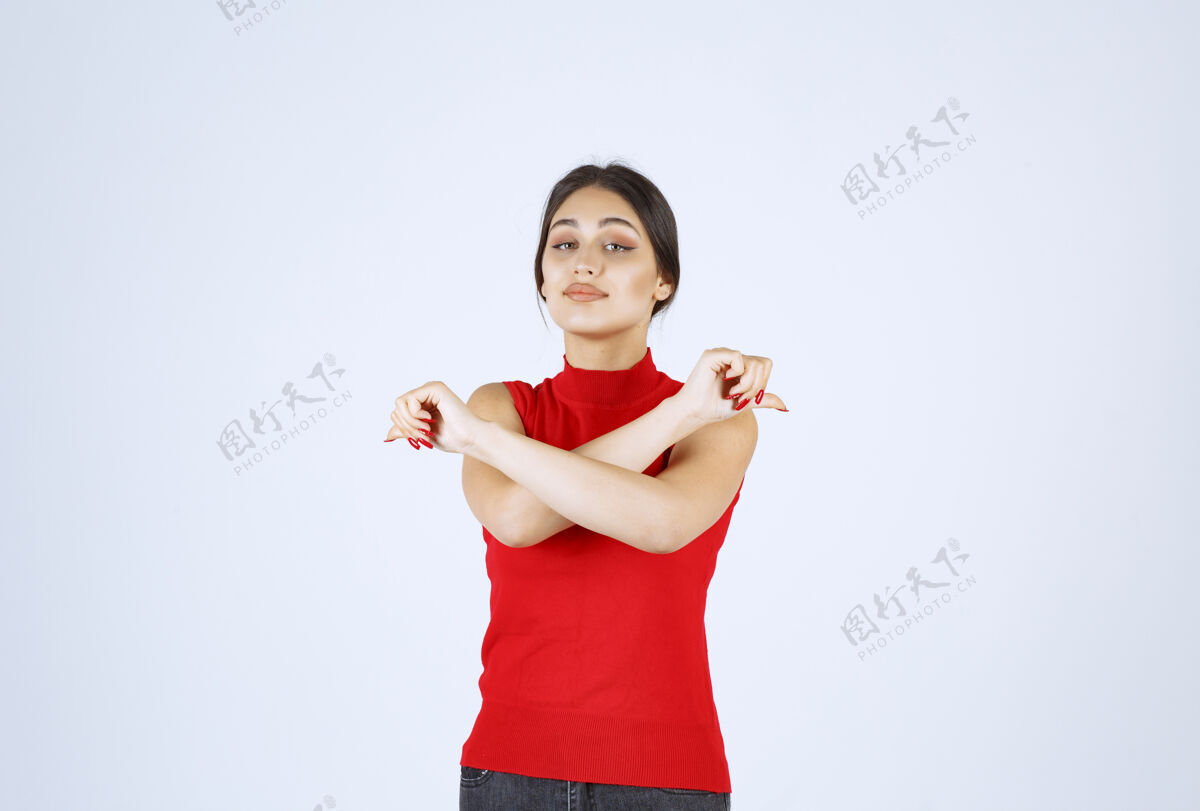 女人穿红衬衫的女孩用手挡住了什么东西雇员模特职员