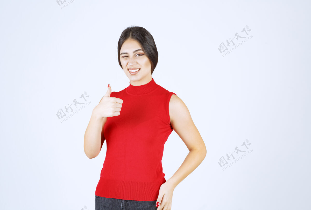 好穿红衬衫的女孩竖起大拇指女人成功服装
