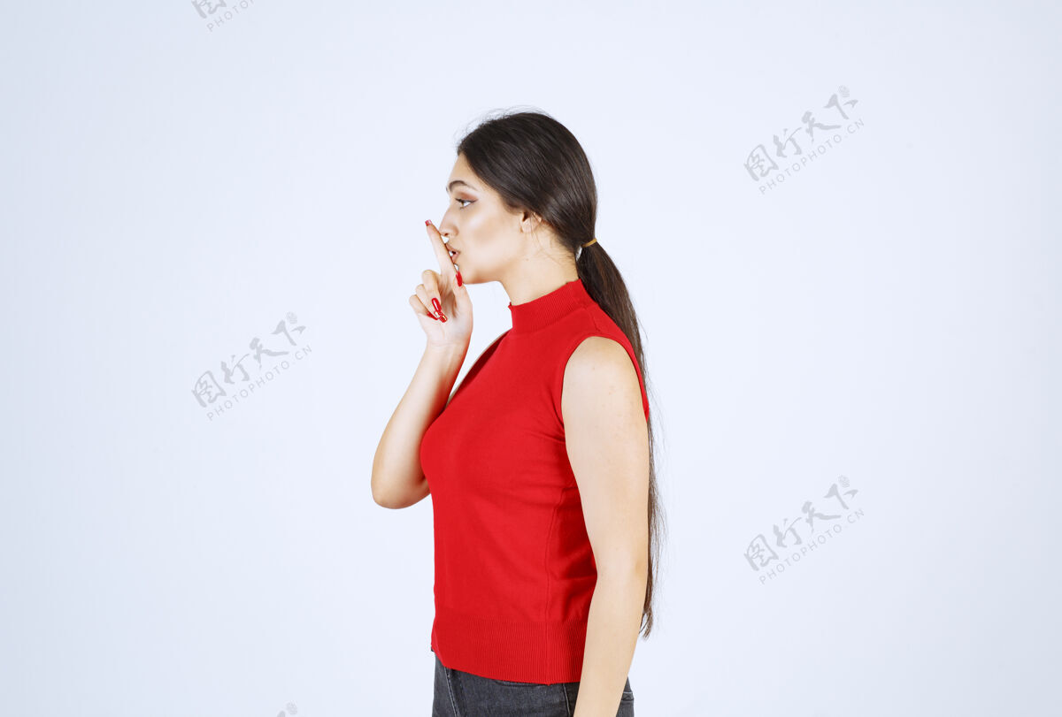 女人穿红衬衫的女孩要求安静职员人年轻人