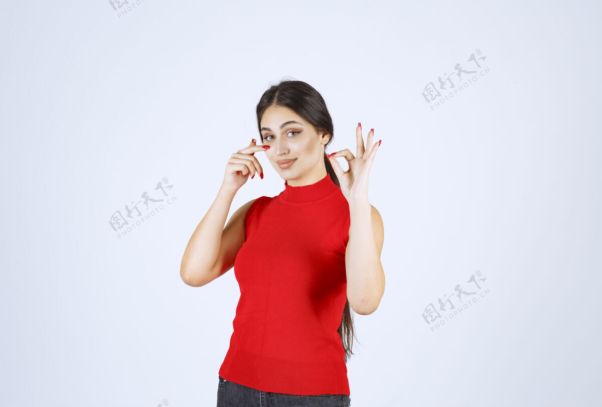 隐藏穿红衬衫的女孩透过手指看隐私年轻人休闲