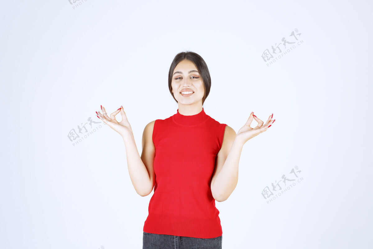女性穿红衬衫的女孩在冥想灵魂人类普拉提