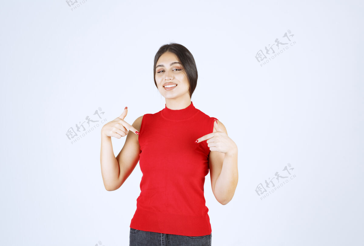 人穿红衬衫的女孩指着自己雇员职员自私
