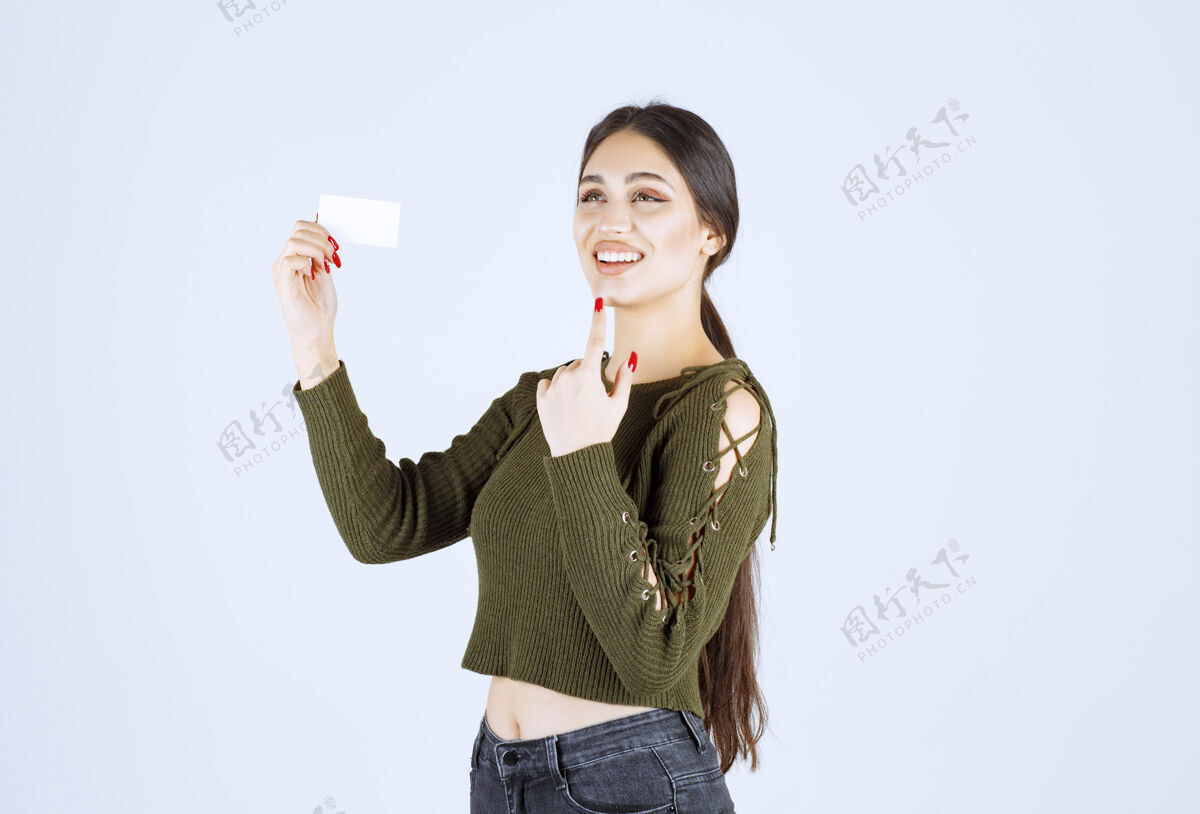 商业年轻漂亮的女人站在白色背景上 拿着一张空白的名片女人商业女人欢乐