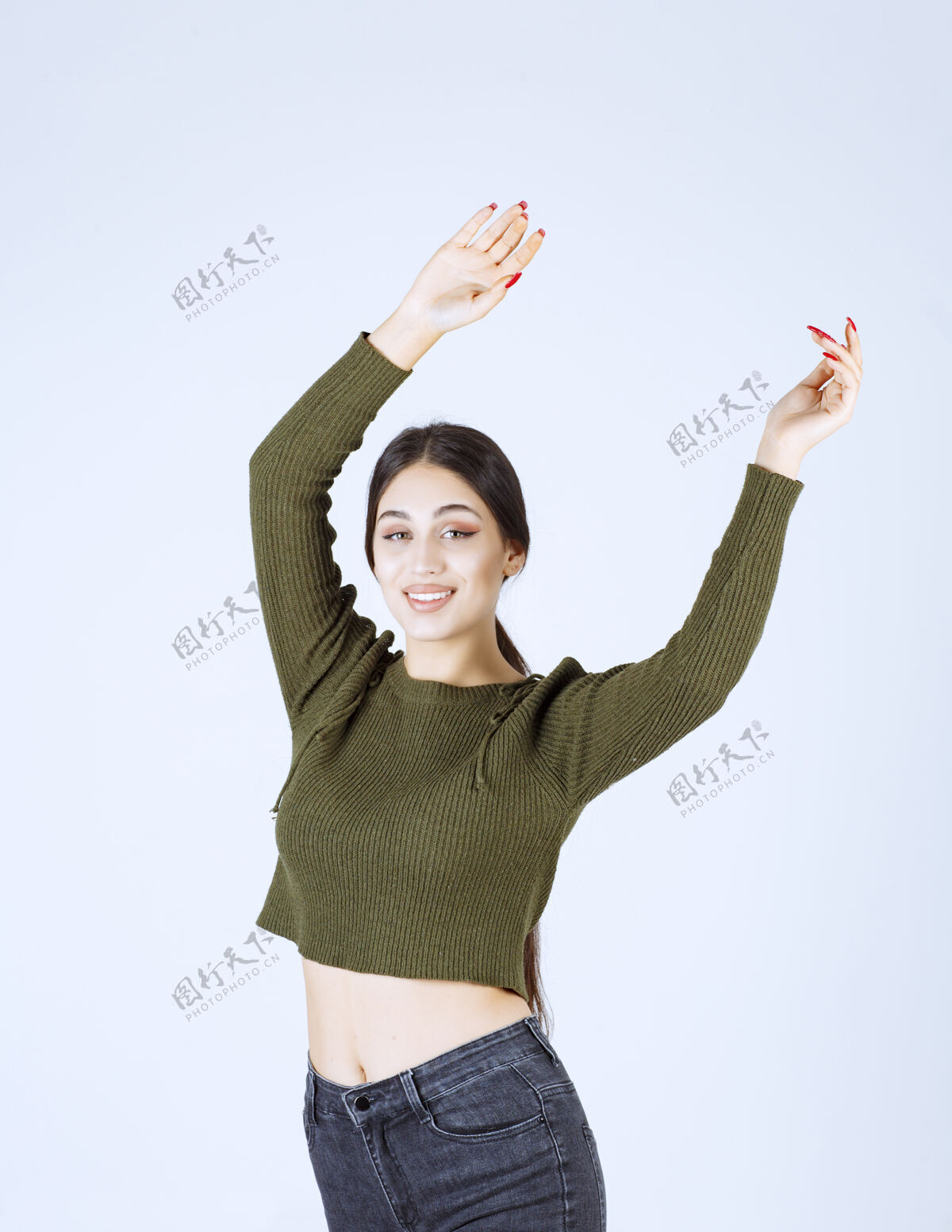 站立一个年轻快乐的女模特站着举手的照片女人女人女人