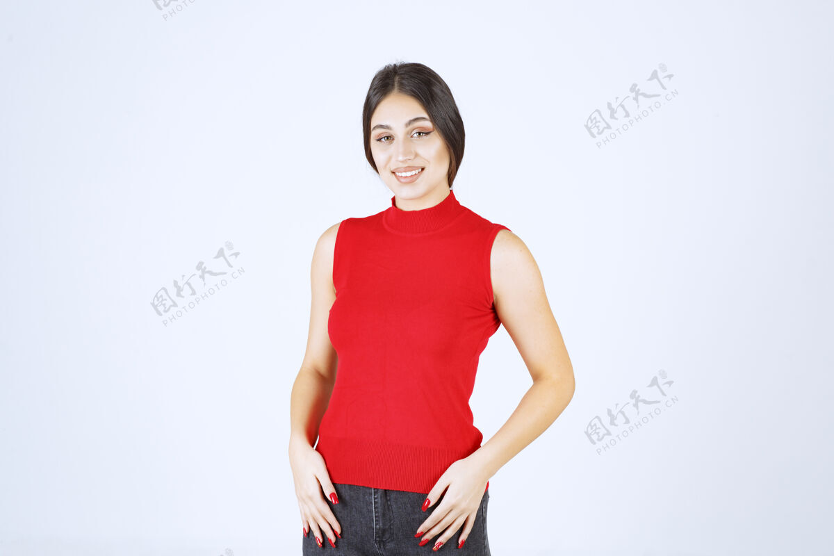 满意穿红衬衫的女孩摆出中性 积极和吸引人的姿势员工漂亮模特