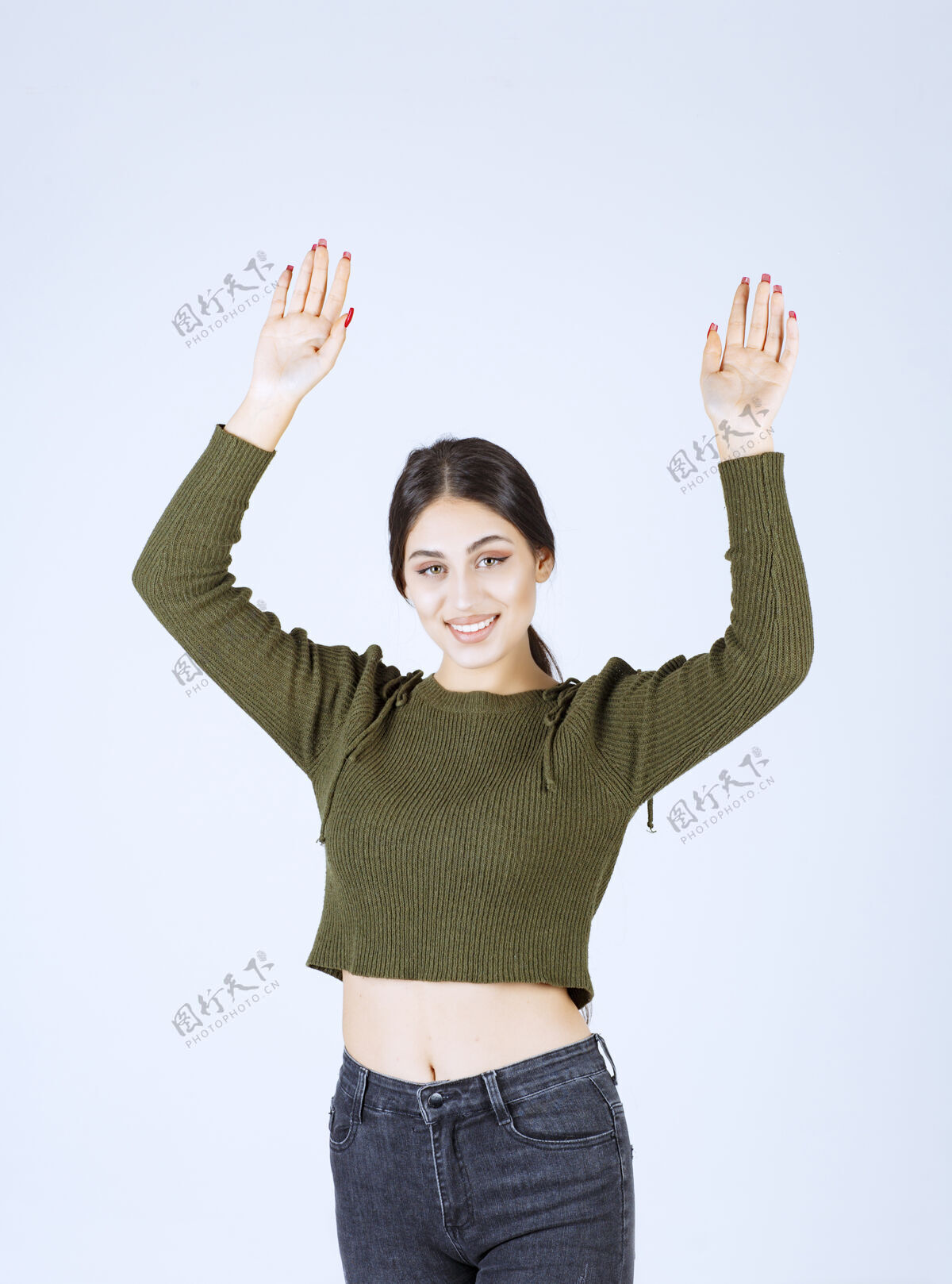 女人年轻快乐的女模特站着举手手人年轻人