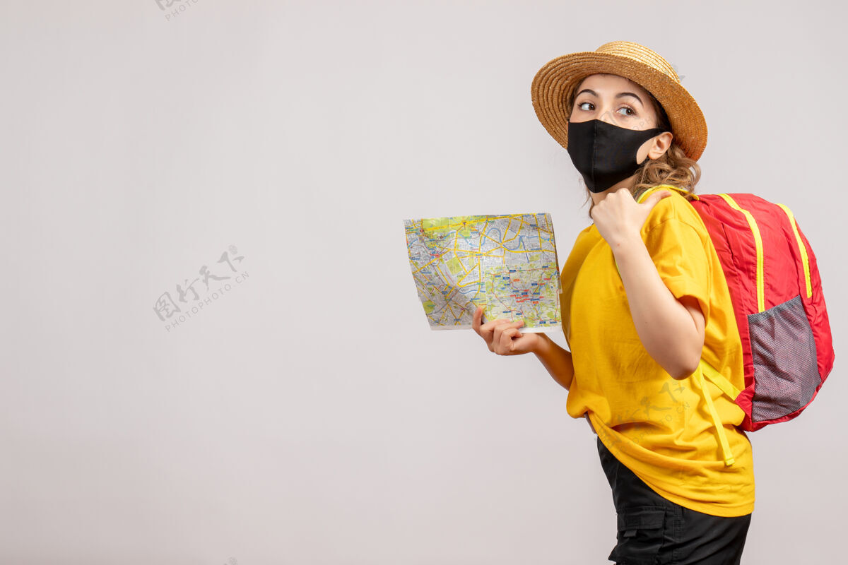 冒险正面图戴着黑色面具的年轻女子拿着地图持有面罩新常态