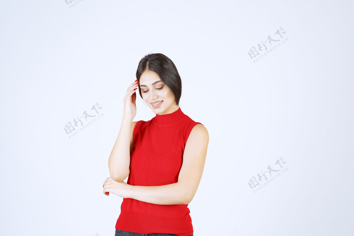 人穿红衬衫的女孩摆出中性 积极和吸引人的姿势工人休闲漂亮