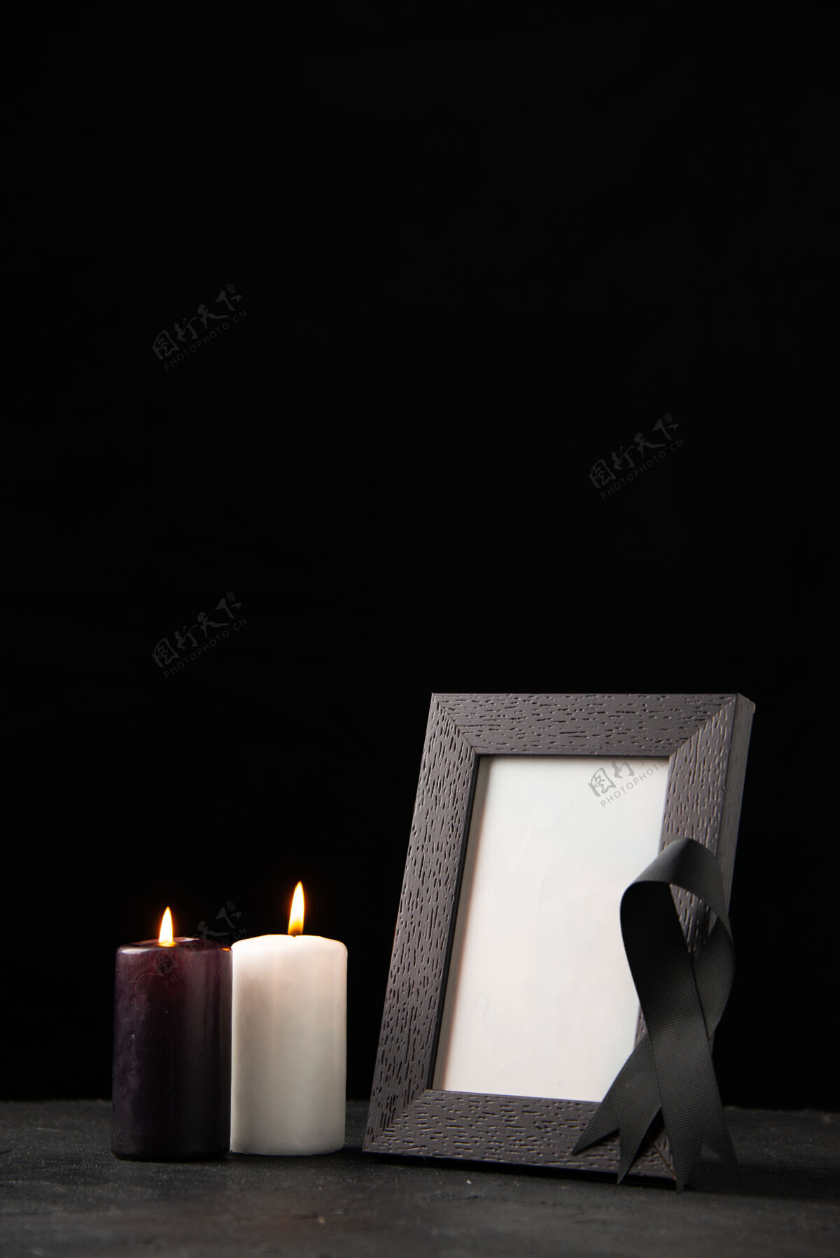 燃烧黑色蜡烛相框的前视图蜡烛死亡夜