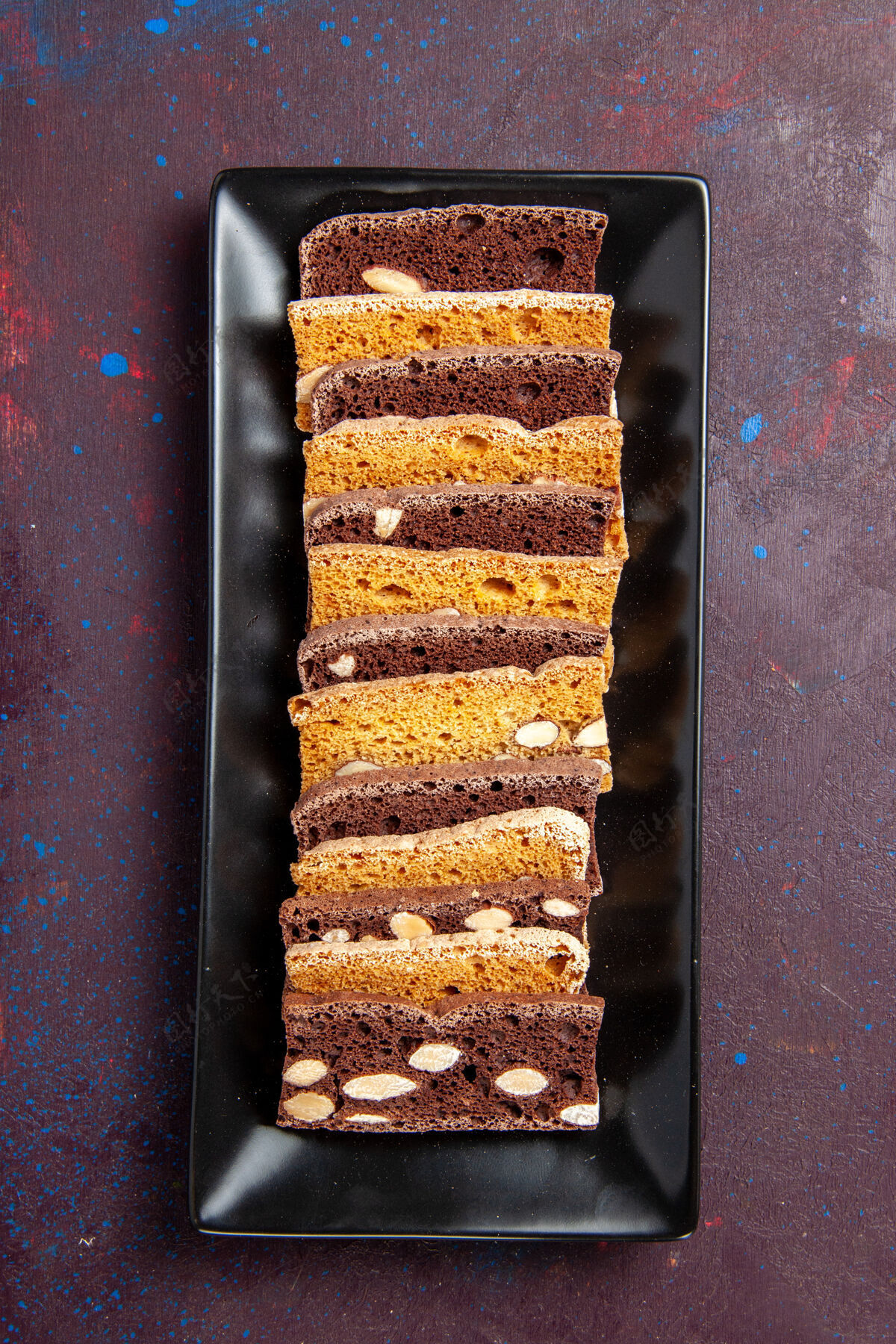 饼干俯视图美味的切片蛋糕与坚果在蛋糕平底锅内深色背景甜可可蛋糕饼干馅饼糖饼干餐美味美味蛋糕片