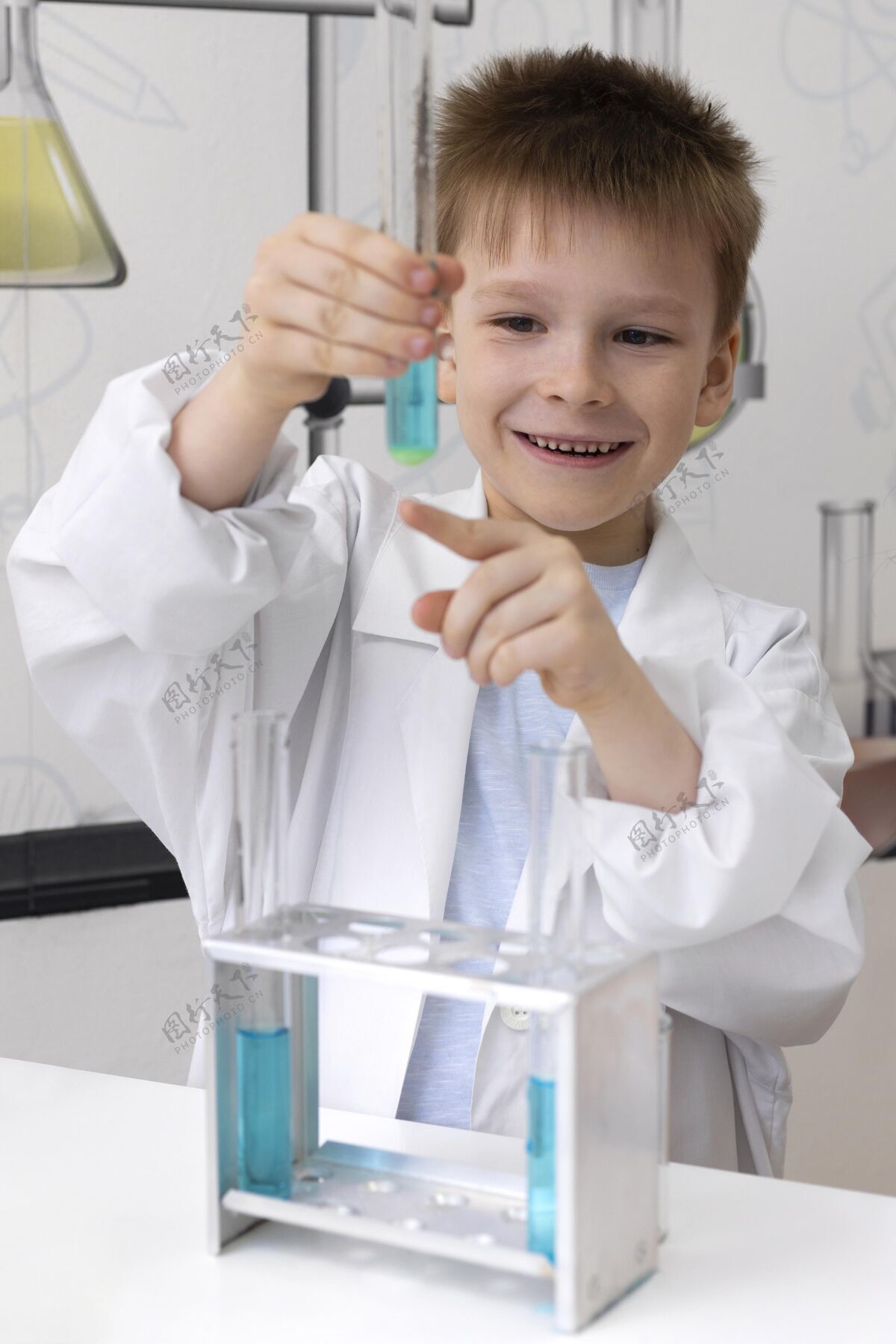 化学小男孩在学校做科学实验科学实验室科学