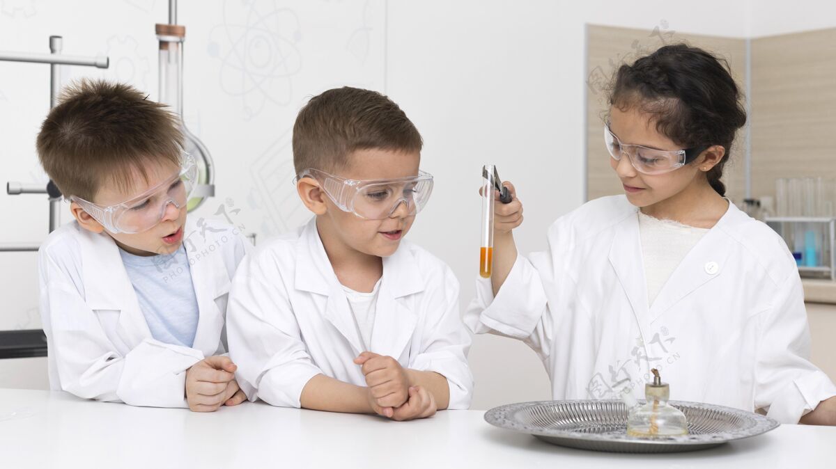 学校学生们在学校做化学实验教育学习实验室