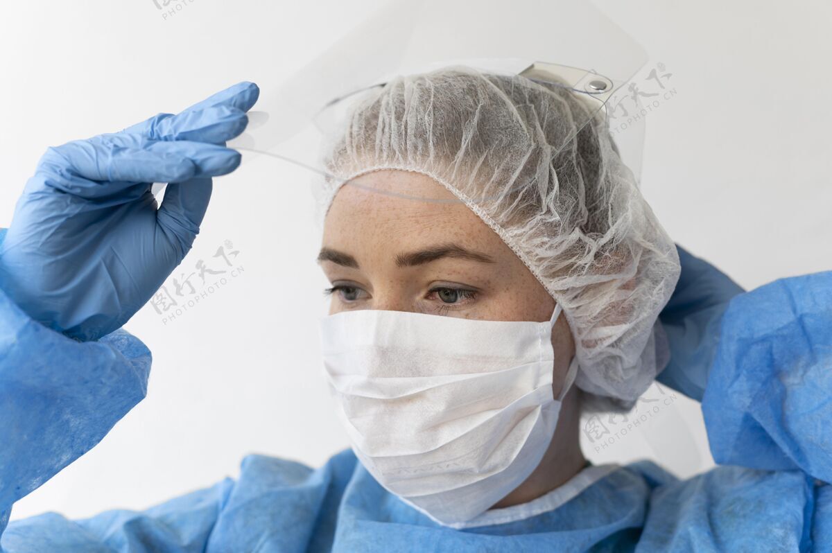 雇员戴着医用防护设备和口罩的女人人衣服设备