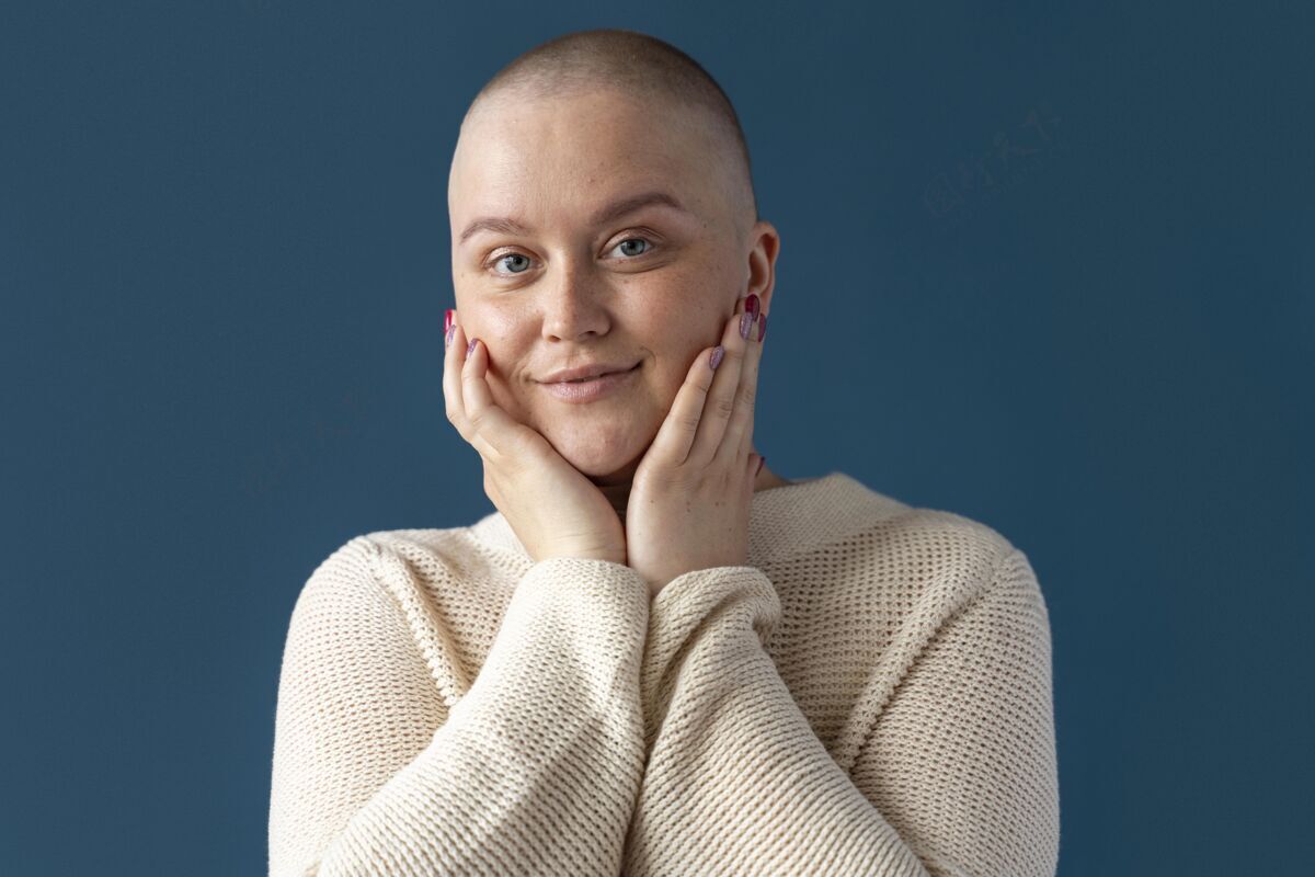 医学自信的年轻女性在抗击乳腺癌疾病护理医学