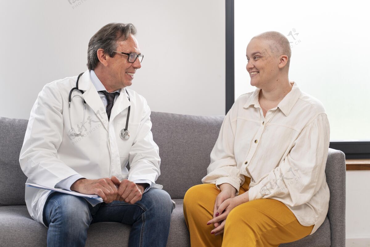 疾病患乳腺癌的年轻女子正在和她的医生交谈医生疾病女人
