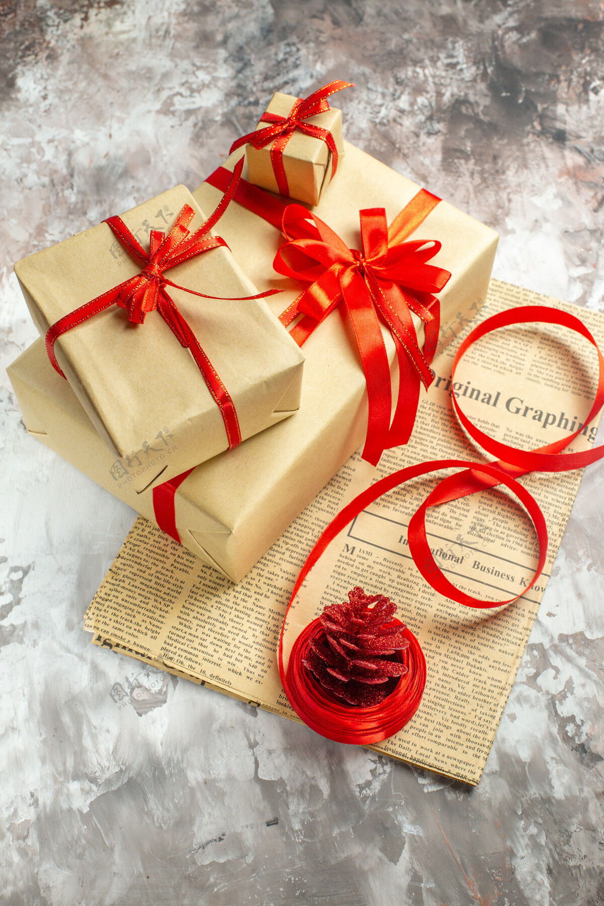 背景正面是白色背景上的红色蝴蝶结圣诞礼物礼物前面礼物
