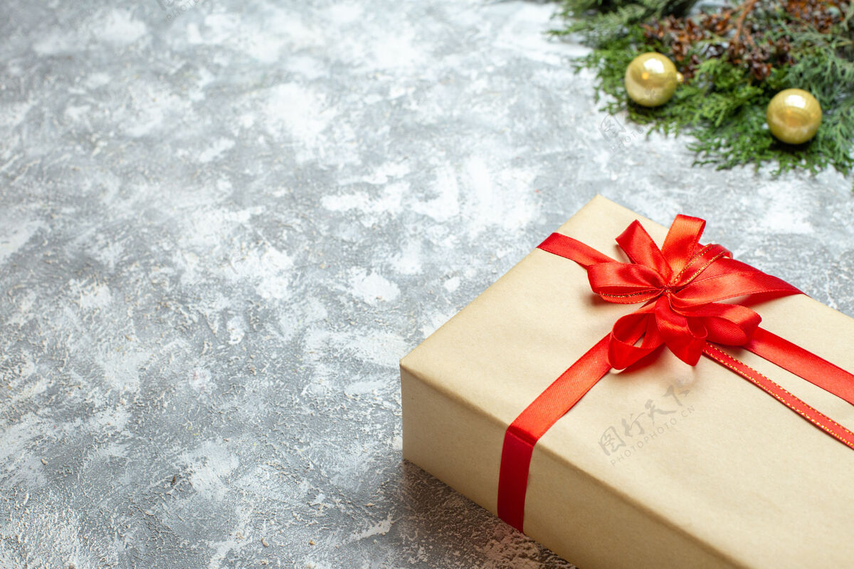 礼物正面是白色背景上的红色蝴蝶结圣诞礼物背景盒子圣诞节