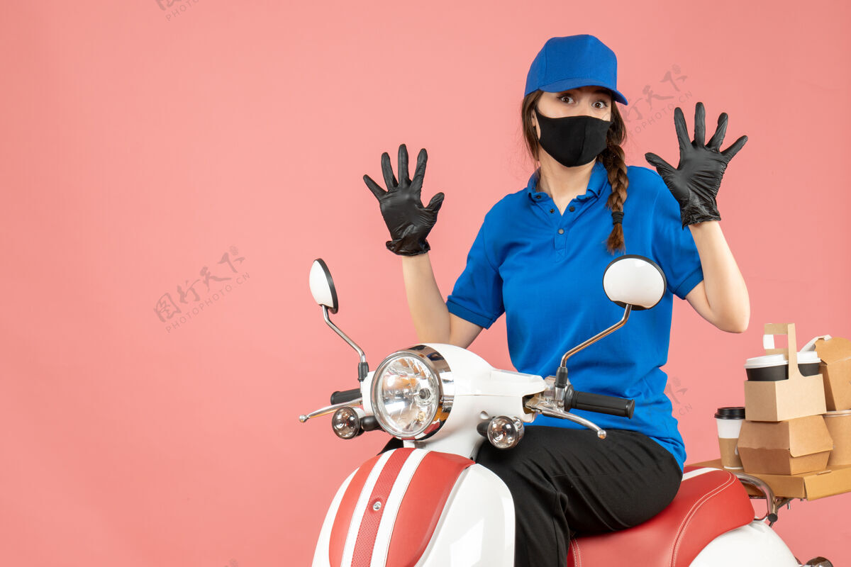 交付俯视图上的女快递员戴着医用口罩和手套坐在滑板车上递送订单 在柔和的桃色背景上显示十张滑板车摩托车显示