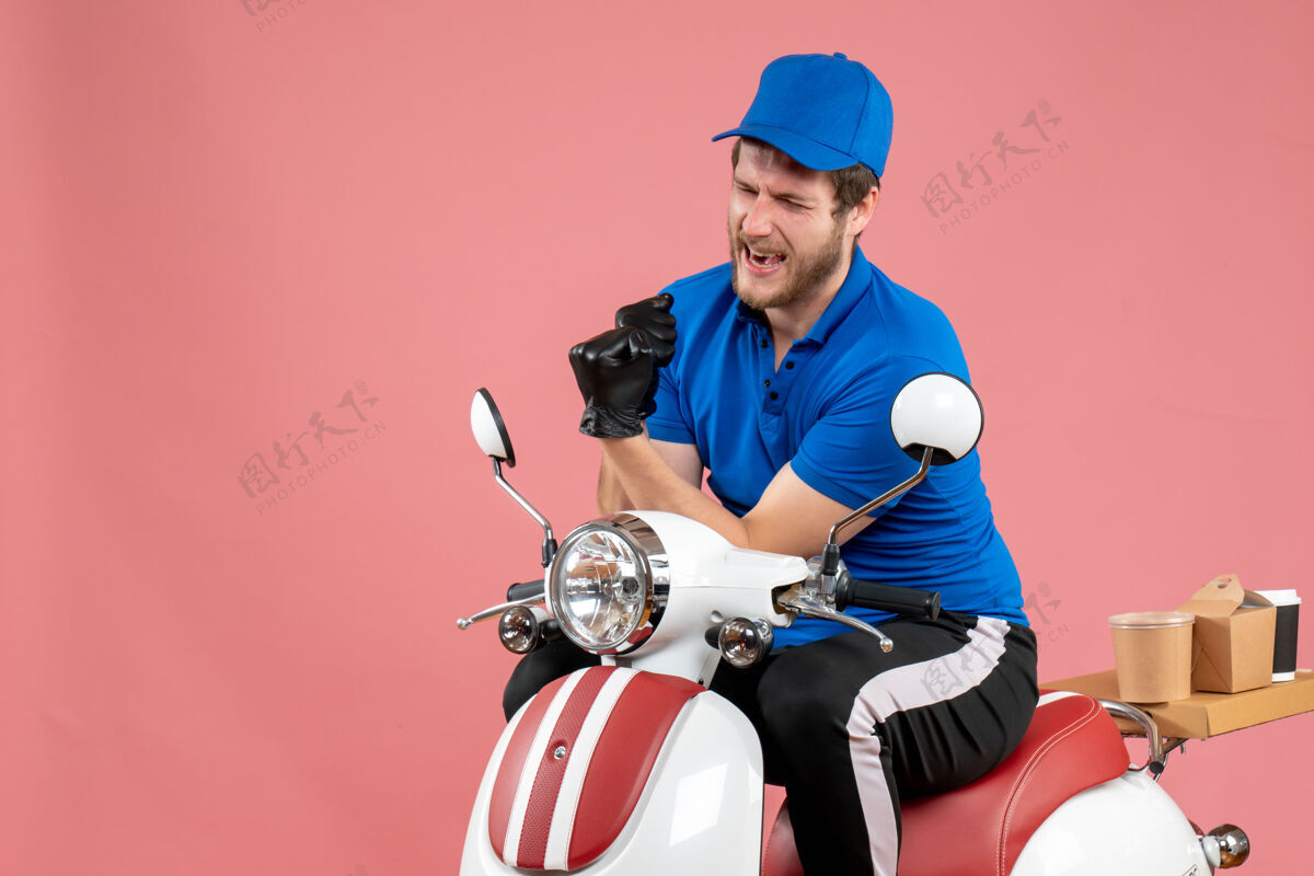 粉色正面图身穿蓝色制服 戴着粉色手套的男性快递员工作快餐服务食品工作送货自行车摩托车蓝色头盔