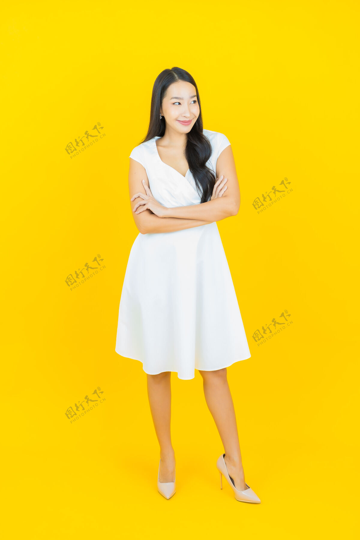 快乐美丽的亚洲少女微笑时尚白色连衣裙时尚