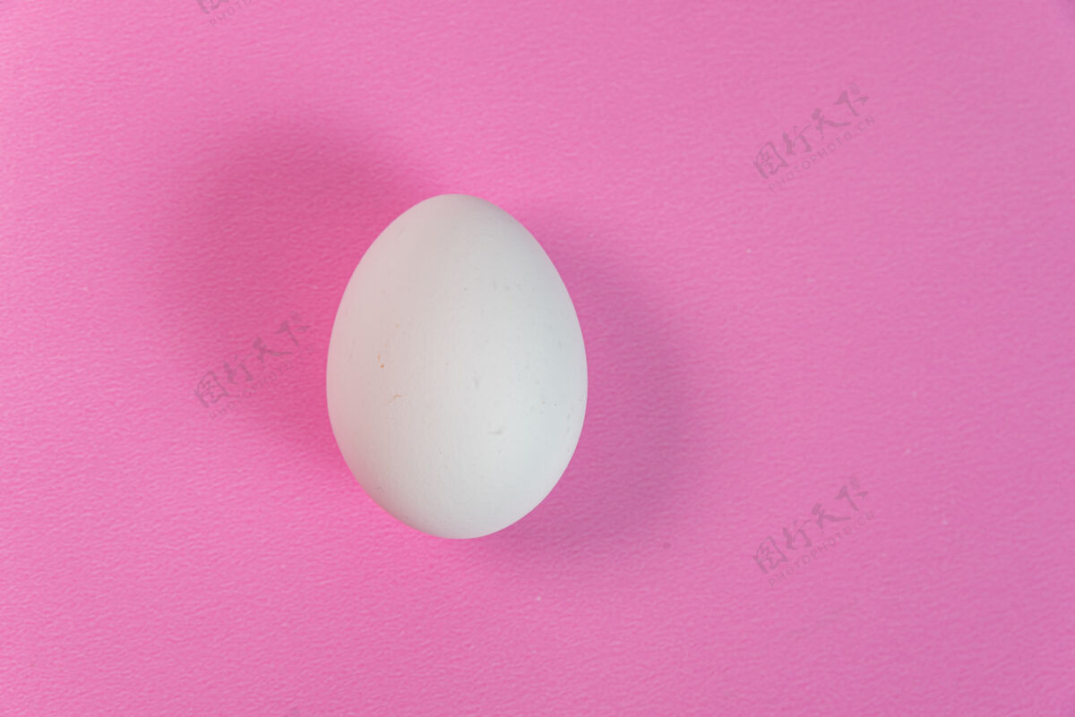 鸡蛋粉红色桌子上的蛋营养传统极简