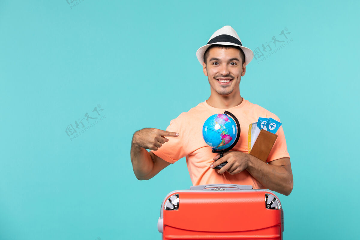 地球在度假的人拿着小地球仪和票在蓝色上微笑票旅程视图