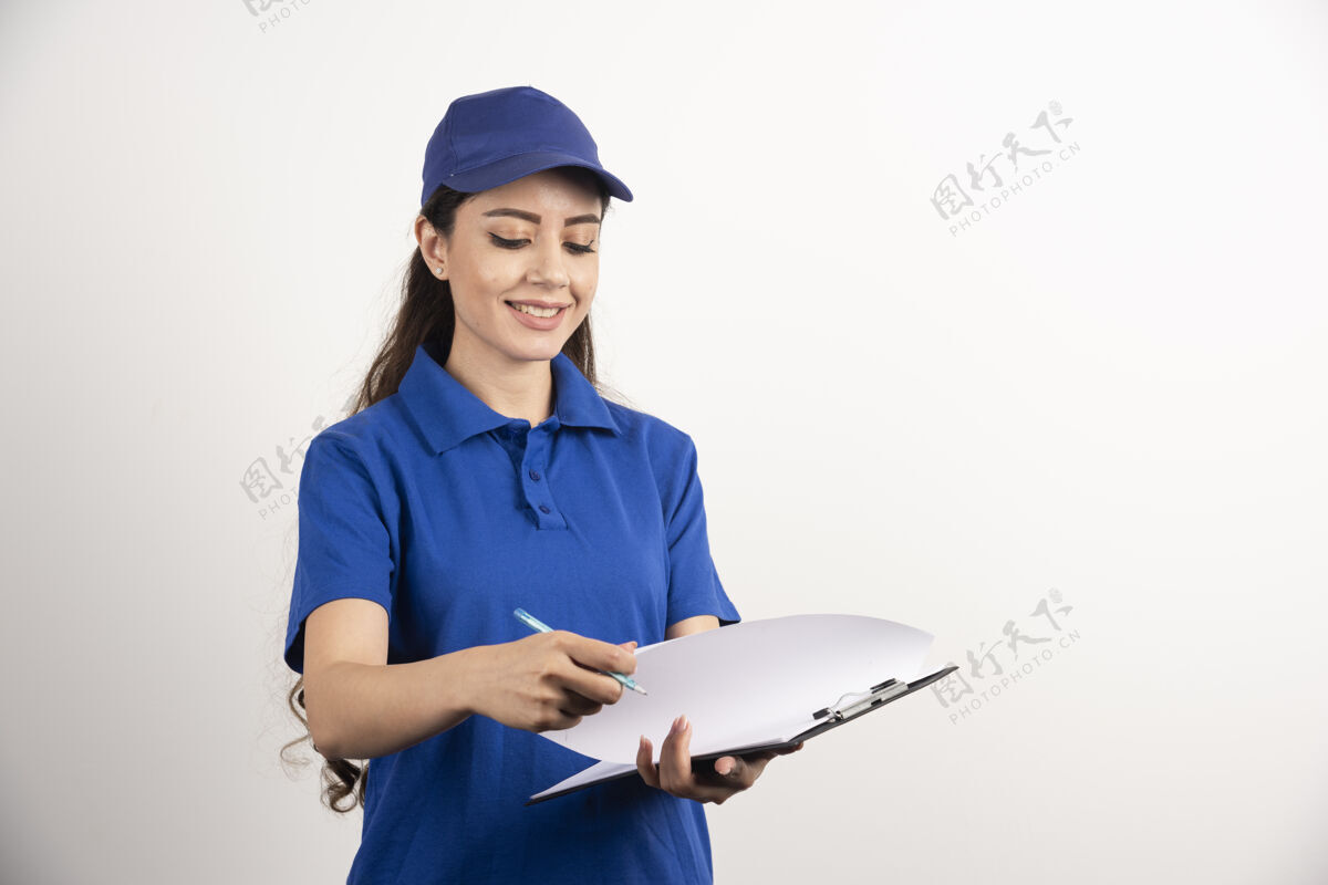 衬衫一个送货的年轻女子与剪贴板的肖像高品质的照片专业工人送货