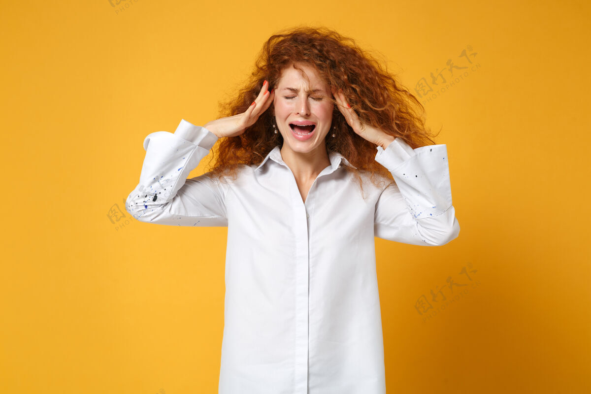 手势灰心丧气的年轻红发女 穿着白衬衫 孤零零地站在黄橙色的墙上女人橙色成人