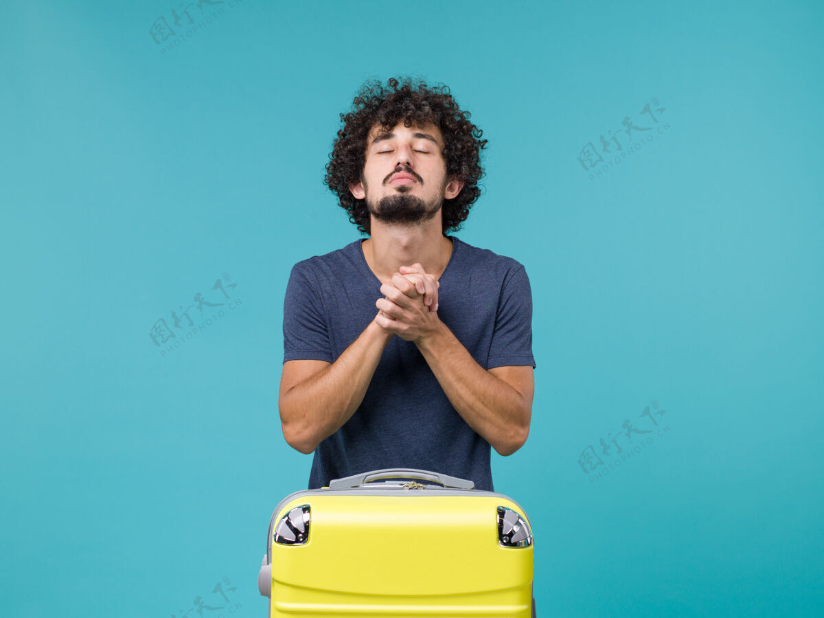 男人度假的人在蓝色上祈祷女商人旅行表情