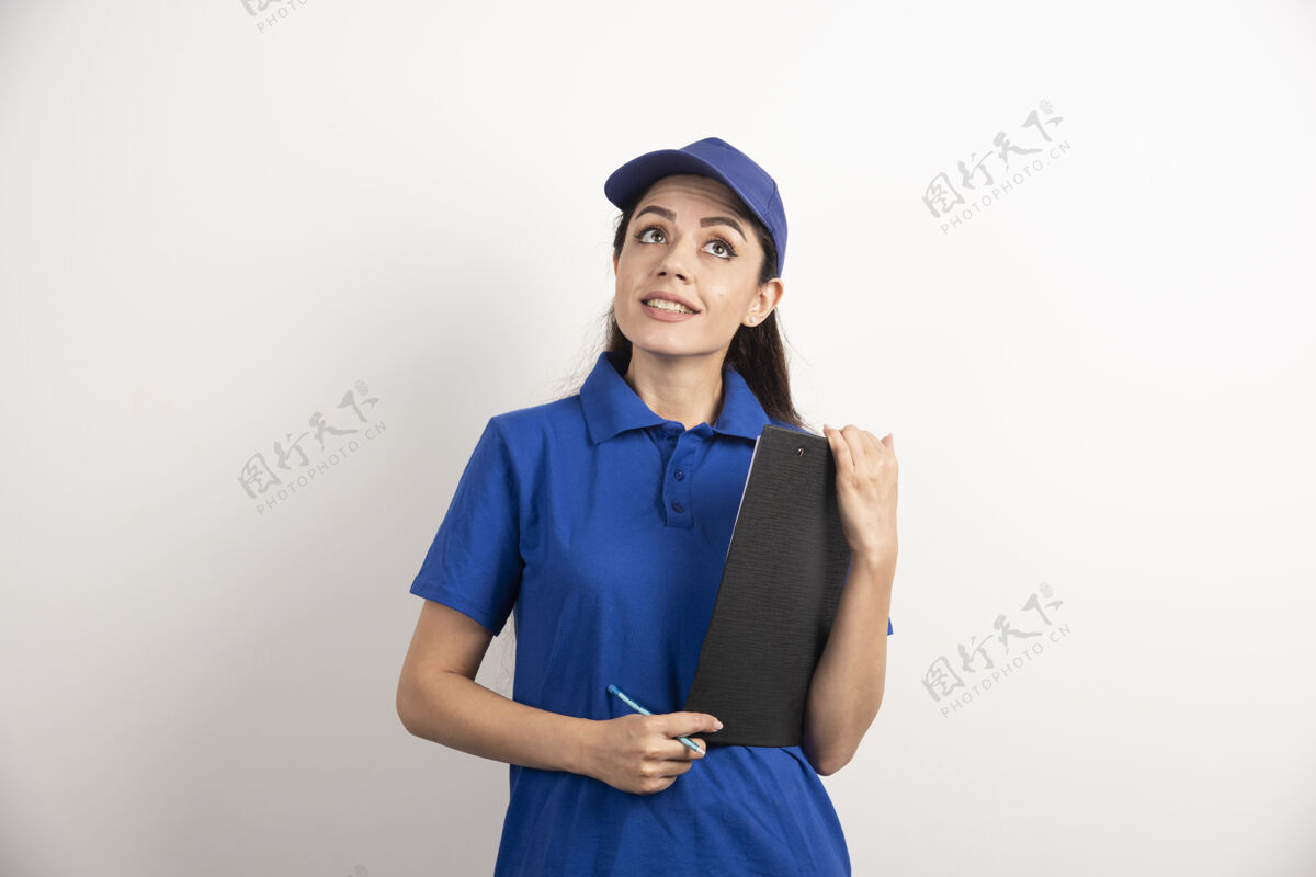 女性年轻的女快递员拿着一张高质量的照片肖像Scrubs工人