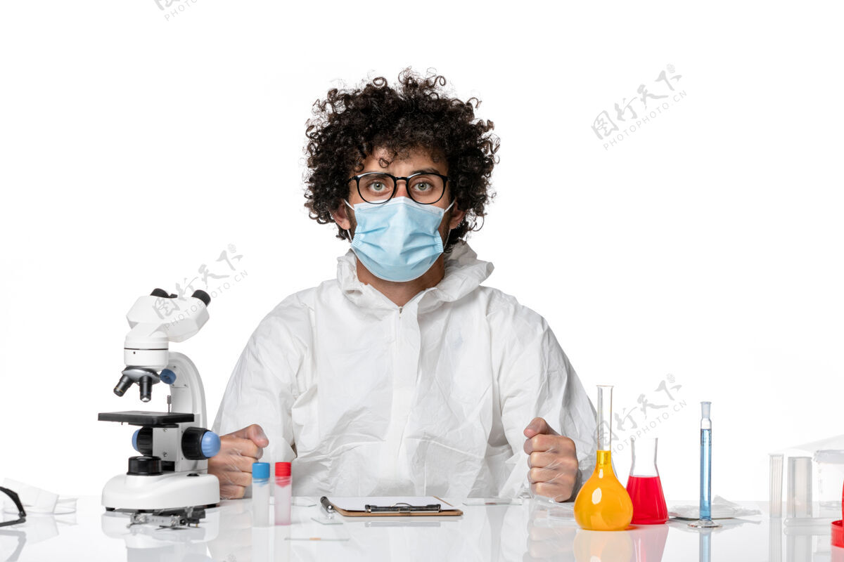 实验室男医生穿防护服无菌口罩坐在白色坐姿流行病口罩