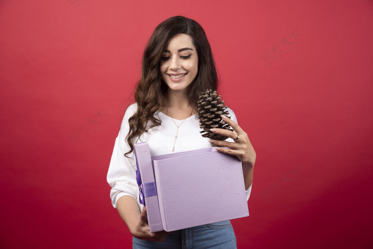 松果从紫色礼品盒中拿出松果的美女高质量照片礼物姿势人