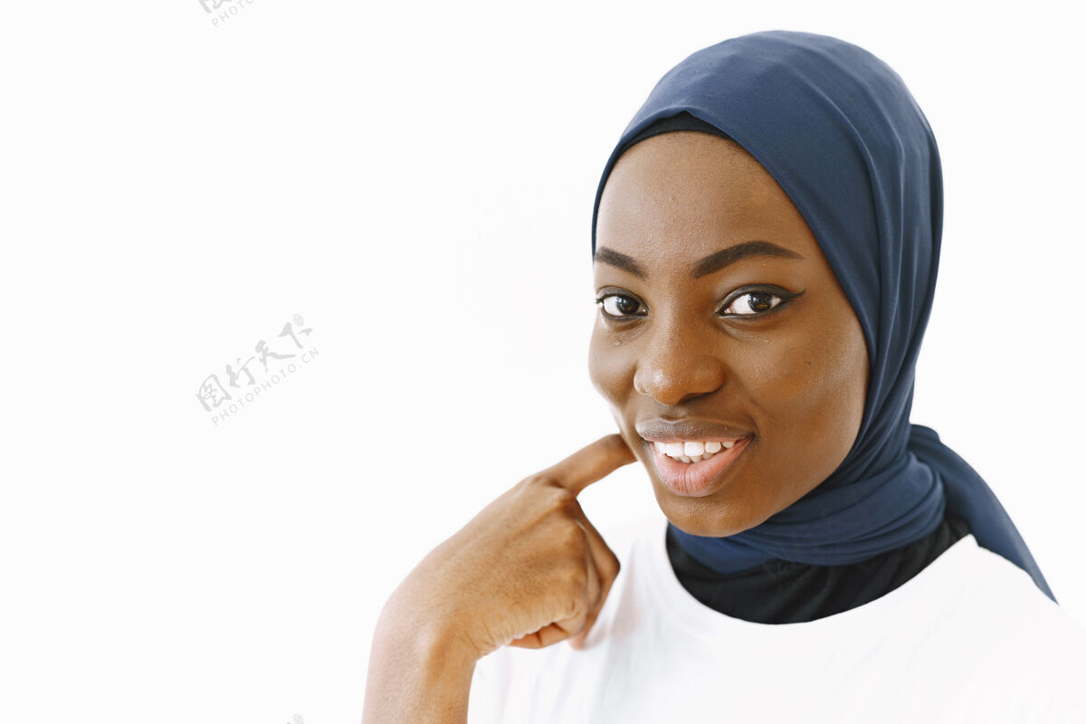 宗教可爱满足的宗教穆斯林女子头像 面带温和微笑 皮肤黝黑健康 头上戴围巾隔离在白色背景上欢乐传统东方