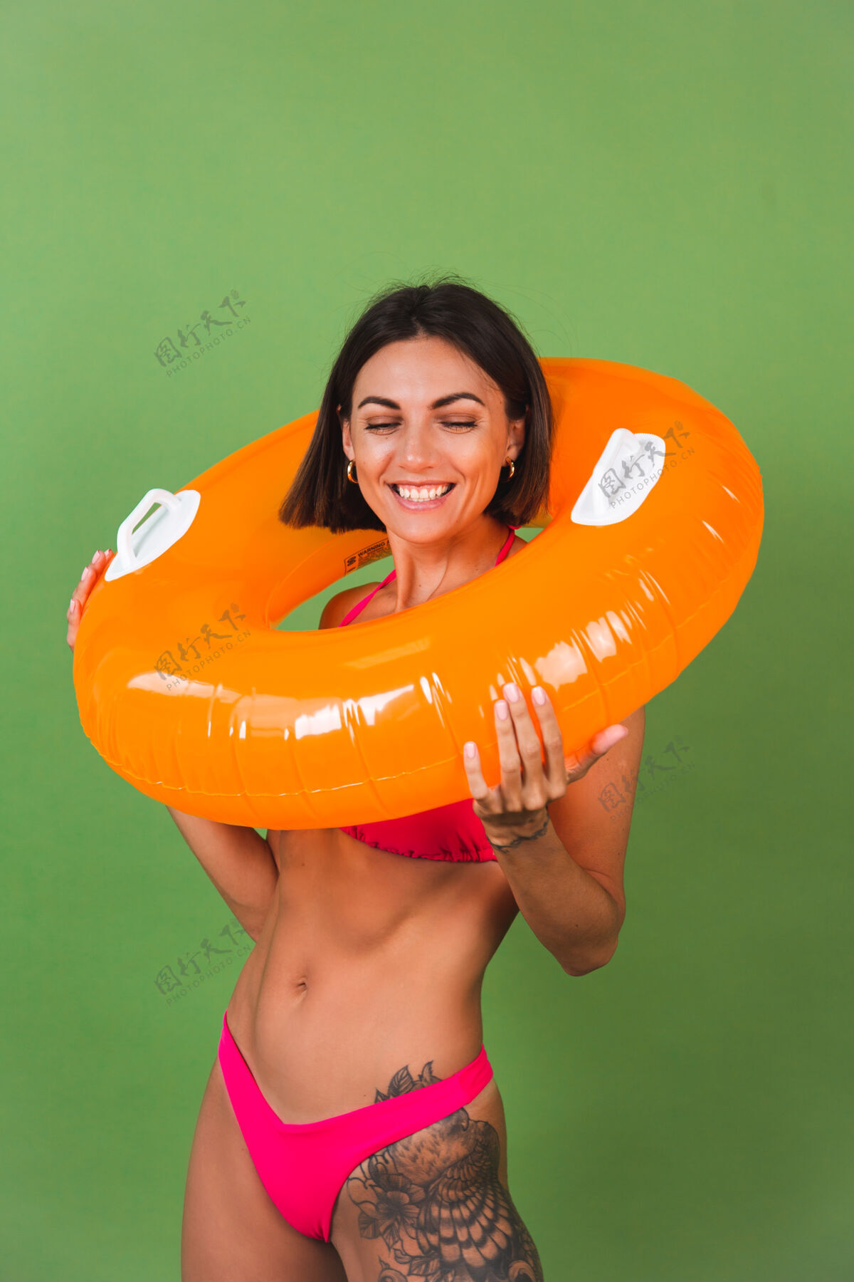 充气夏日修身运动型女士 粉色比基尼 亮橙色充气戒指 绿色圆润 快乐积极华丽游泳泳装