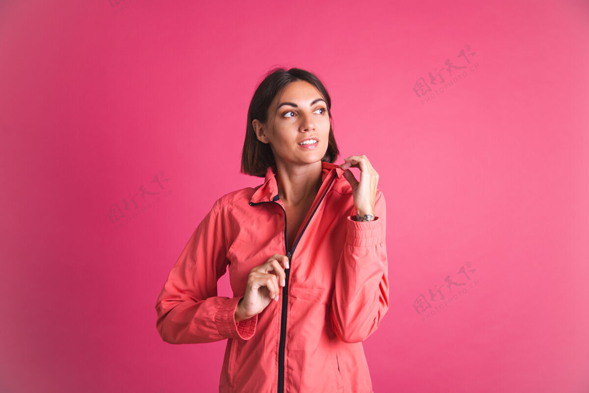 人穿着粉色运动夹克的年轻健康女性运动员力量运动装