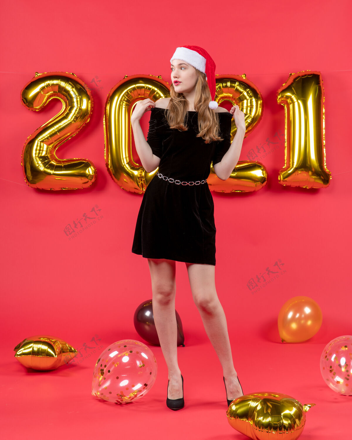 装置正面图穿黑色衣服的年轻女士把手放在肩膀上红色气球反射小姐角