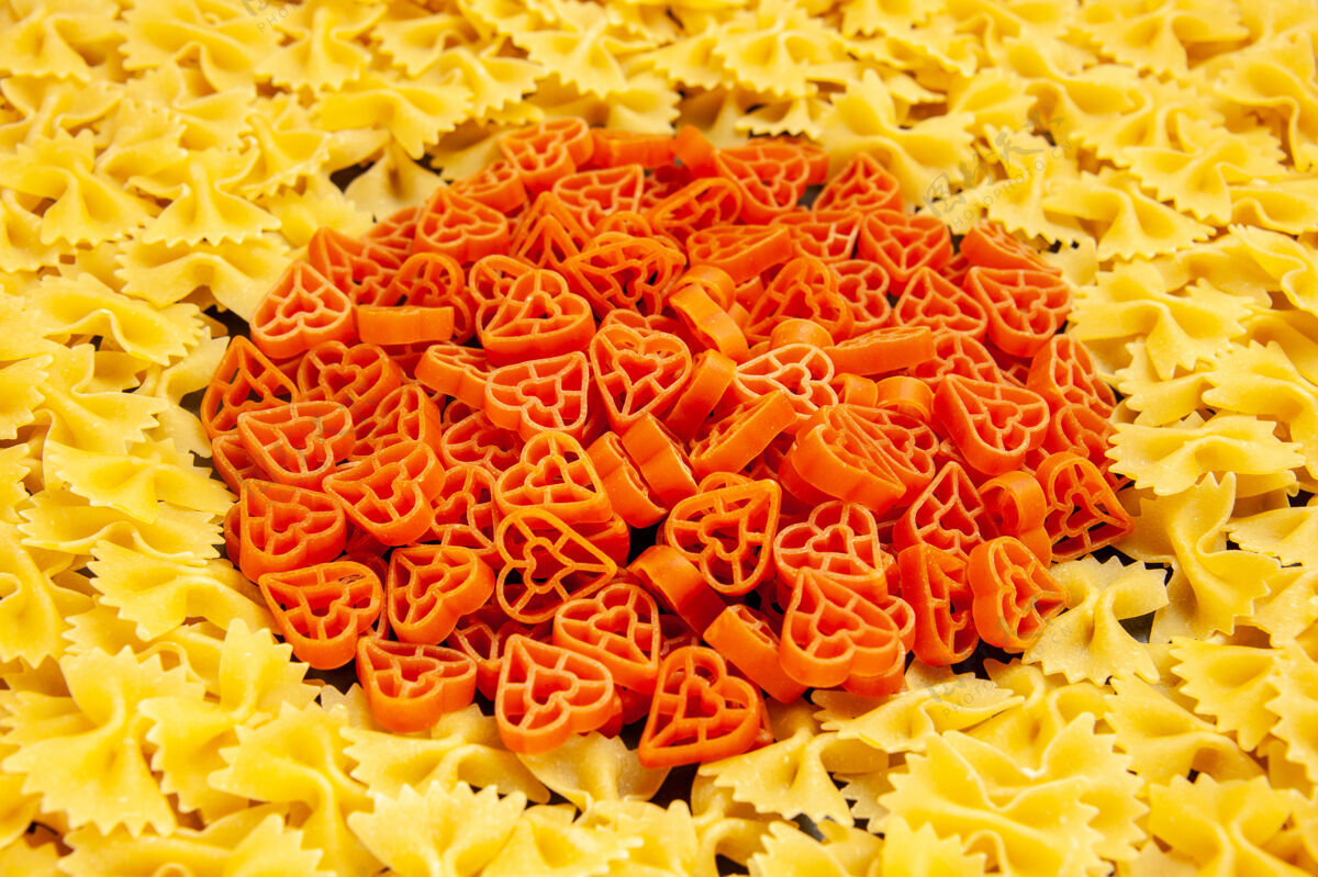 面前视图小生面团上深色食物的彩色照片许多意大利面团面团胡萝卜意大利菜蔬菜