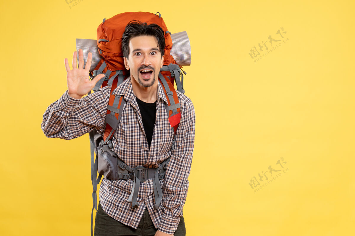 人正面图年轻男子背着背包在黄色背景的旅游山上徒步旅行人文色高校园女士美丽身高