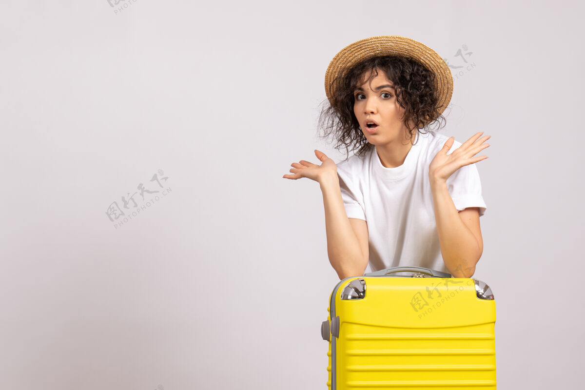 航行正面图年轻女性带着黄色包准备乘坐白色背景色的旅行度假飞机太阳休息旅游航班包飞行休息