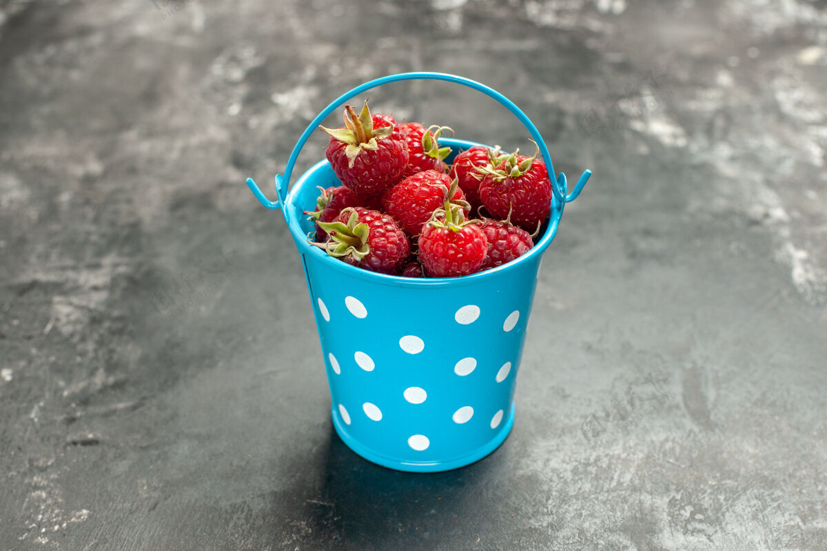 甜点正面图新鲜的红色覆盆子在小篮子里的灰色水果色蔓越莓野生照片浆果食物浆果草莓