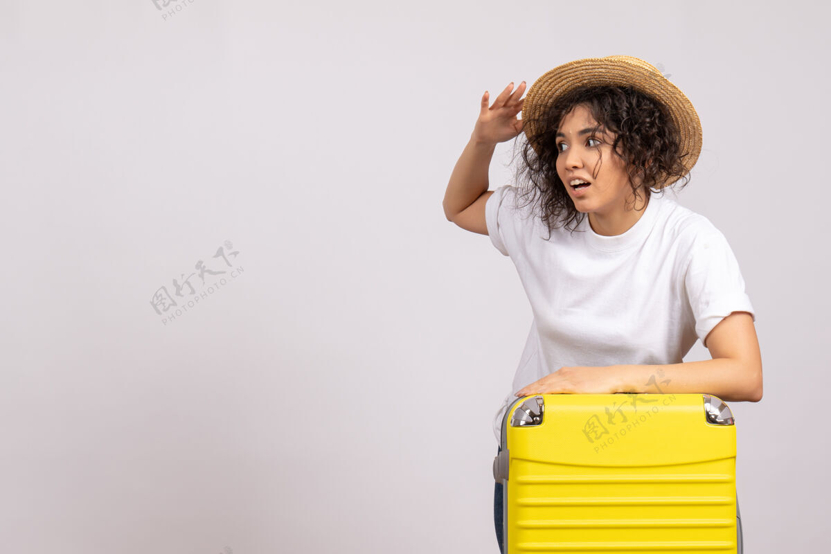航行正面图年轻女性带着黄色包准备乘坐白色背景色的度假航班旅游飞机休息航行微笑旅行包