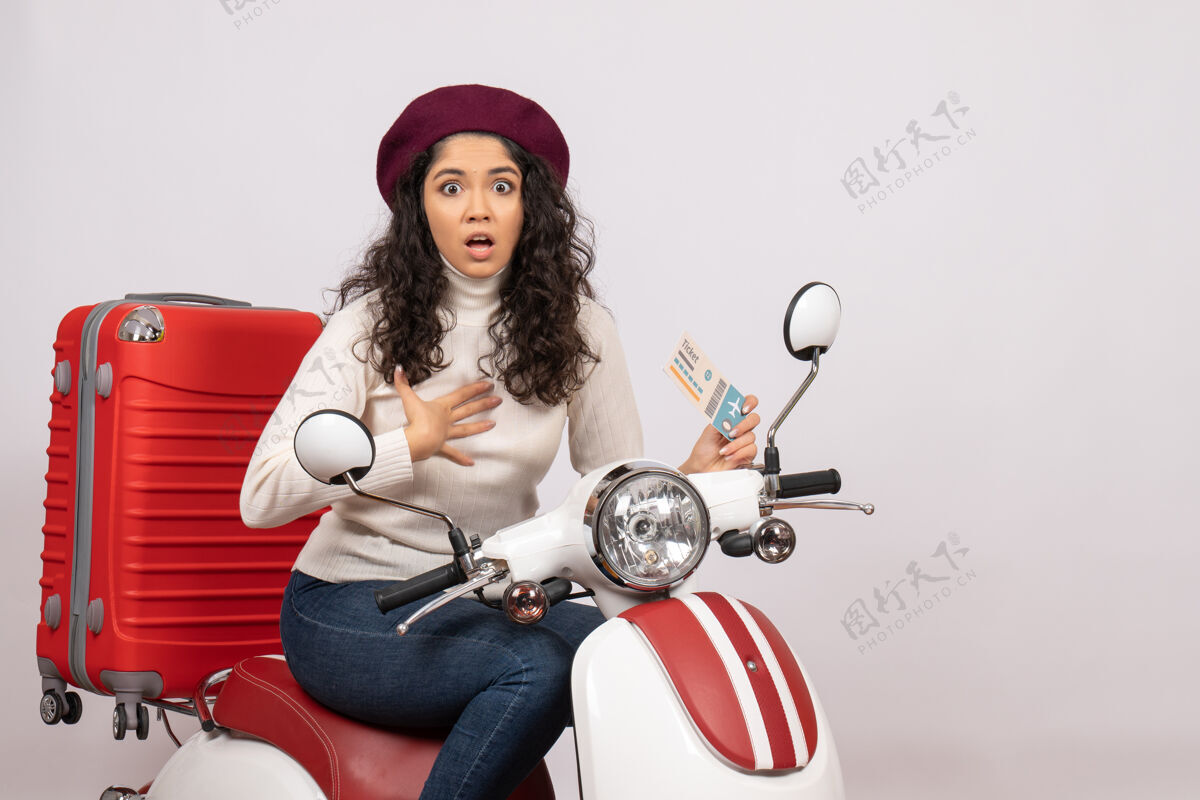 高尔夫正面图年轻女性骑自行车持票白色背景飞行道路摩托车度假车城市速度彩色年轻女子摩托车城市