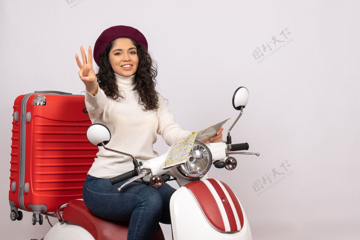 车辆正面图骑自行车的年轻女性手持地图在白色背景上微笑飞行道路摩托车度假车城市速度颜色摩托车微笑飞行