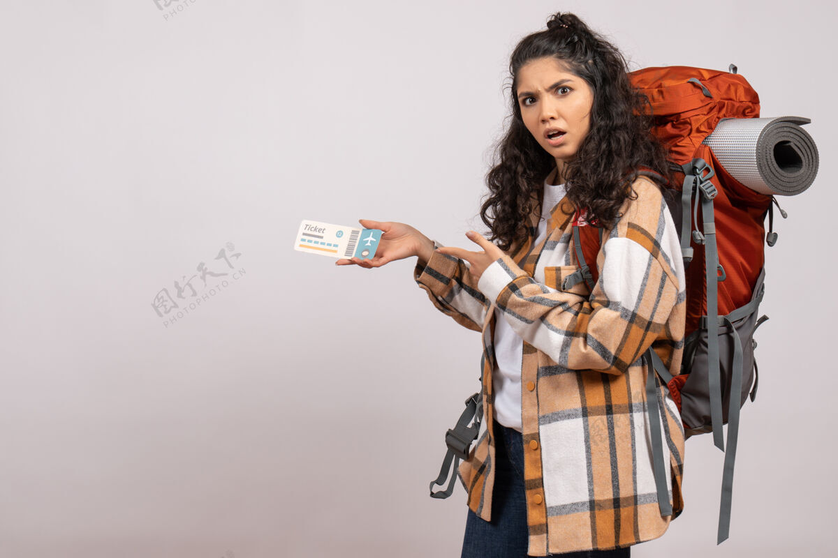 远足正面图年轻女子手持机票在白色背景的空中森林徒步旅行度假飞行校园山森林校园人