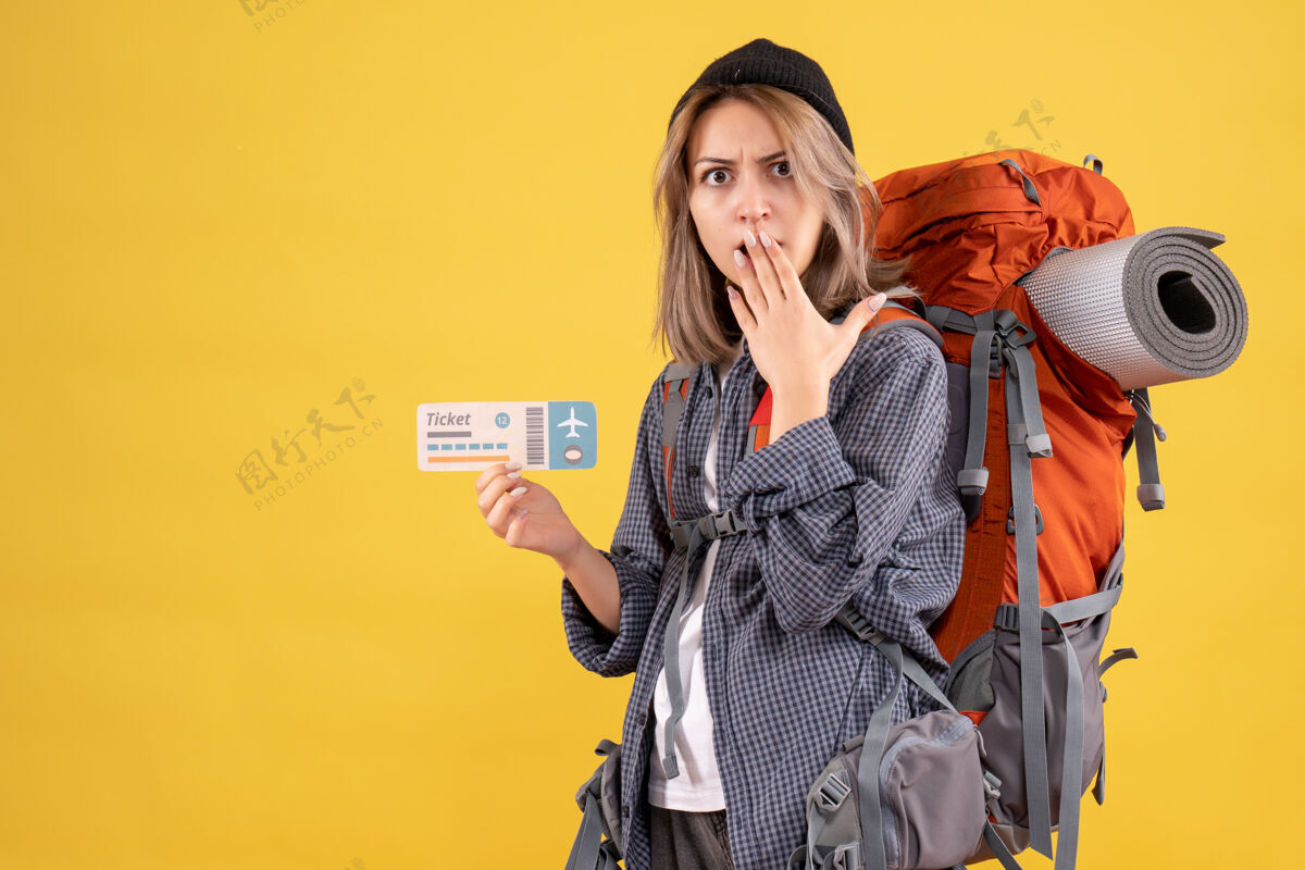 模型好奇的旅行女孩背着背包拿着机票表情票飞机