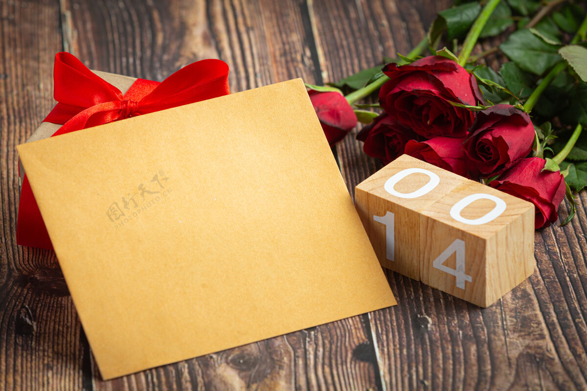 2月14日玫瑰红色的花朵 包裹在深色的木头背景上花束爱情礼物