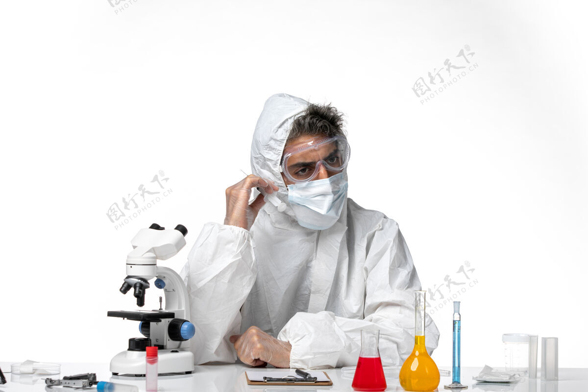 医疗男医生穿着防护服 带着无菌口罩 拿着白色的注射器健康男医生专业