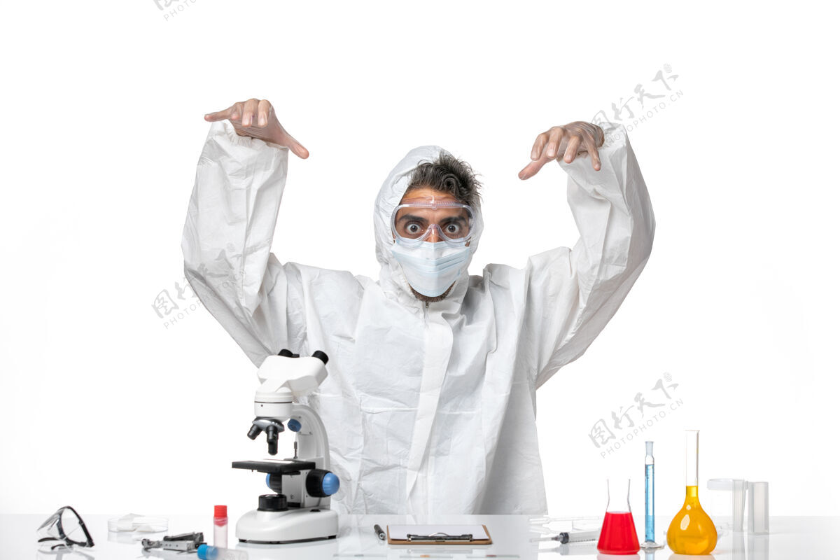 实验室男医生穿着防护服 戴着口罩静静地坐在浅白的床上外套医生病毒
