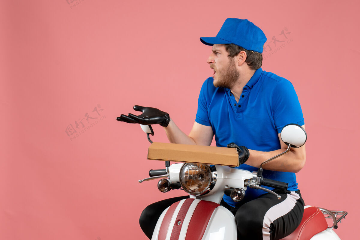 自行车正面图男性信使坐在自行车上 拿着粉红色的比萨饼盒男信使服务制服