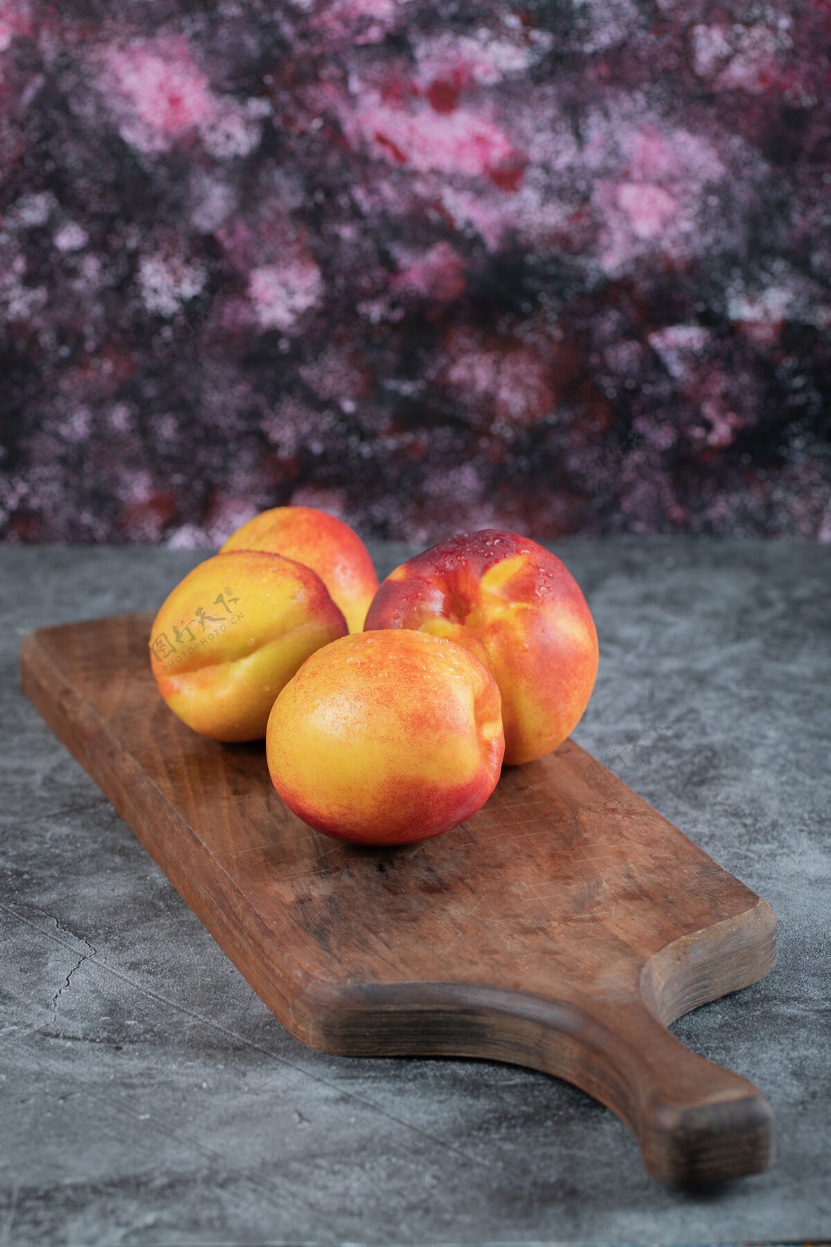 板红黄色的桃子放在木盘上水果美味异国情调